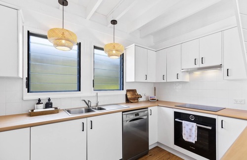 Wamberal Casa | Blue Bell Luxe Cottage - Your lagoon front haven, Calm and Gorgeous!
