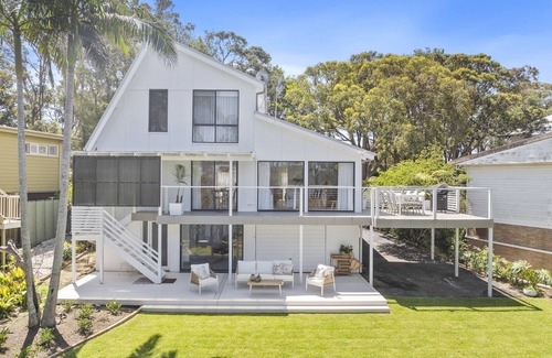 Wamberal Casa | Blue Bell Luxe Cottage - Your lagoon front haven, Calm and Gorgeous!