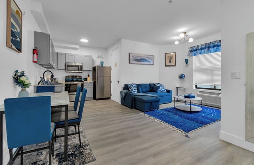 Elizabeth Apartamento | Blue Bliss 2BR 2BTH with Indoor Pool, FREE Parking, Near NYC & EWR Airport