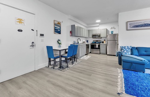 Elizabeth Apartamento | Blue Bliss 2BR 2BTH with Indoor Pool, FREE Parking, Near NYC & EWR Airport