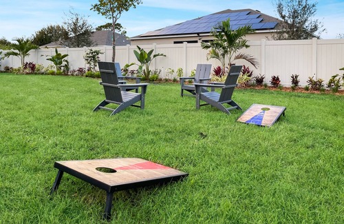 Port Saint Lucie Casa | Blue Breeze - Tropical Garden - Fast WiFi - 5 TVs - King Bed