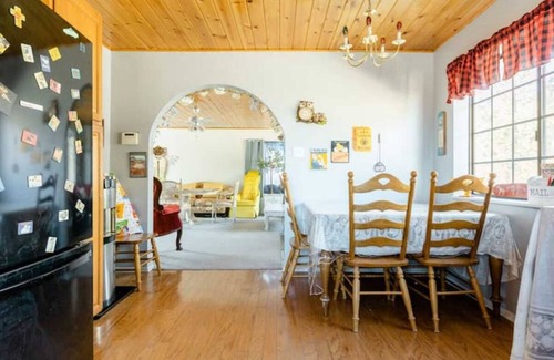 Frazier Park Cabina | Blue Charmer Themed Cabin with Indoor Fireplace