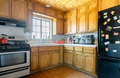 Frazier Park Cabina | Blue Charmer Themed Cabin with Indoor Fireplace