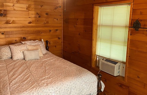 Bruno Complejo | Blue Clouds Ozarks Resort - The Log Cabin/ Honeymoon Suite