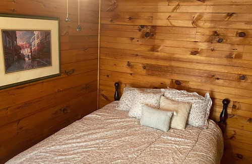 Bruno Complejo | Blue Clouds Ozarks Resort - The Log Cabin/ Honeymoon Suite