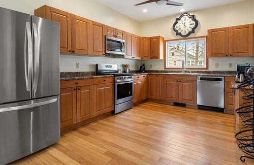Fennville Casa | Blue Comfort Inn - Minutes from downtown Fennville - Private hot tub - Dog friendly!