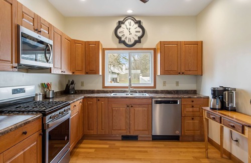 Fennville Casa | Blue Comfort Inn - Minutes from downtown Fennville - Private hot tub - Dog friendly!