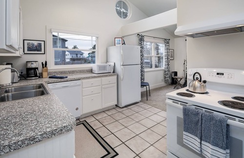 Camano Island Casa | Blue cottage 3 blocks from the beach!