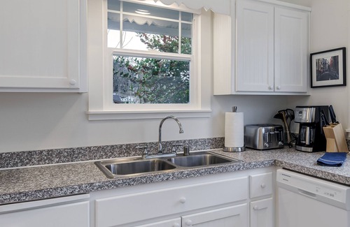 Camano Island Casa | Blue cottage 3 blocks from the beach!