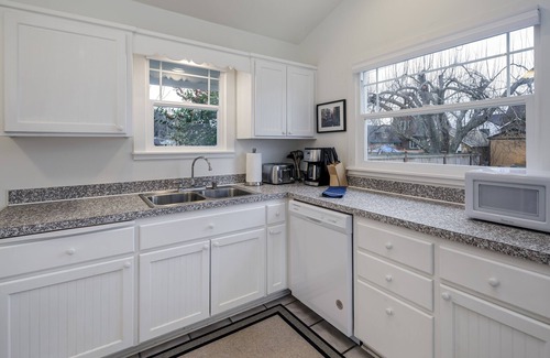 Camano Island Casa | Blue cottage 3 blocks from the beach!