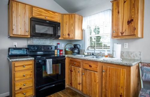Hye Casa | Blue Cottage | Close to Wineries | Peaceful