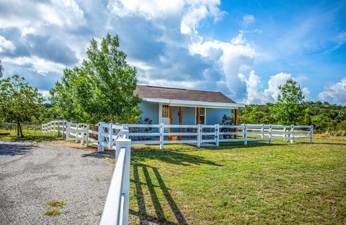 Hye Casa | Blue Cottage | Close to Wineries | Peaceful