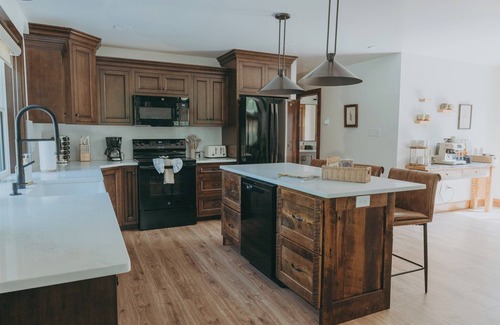 Kunkletown Cabina | Blue Creek Chalet with luxurious beds, pickleball, hot tub, fireplace, pool table & more