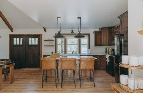 Kunkletown Cabina | Blue Creek Chalet with luxurious beds, pickleball, hot tub, fireplace, pool table & more