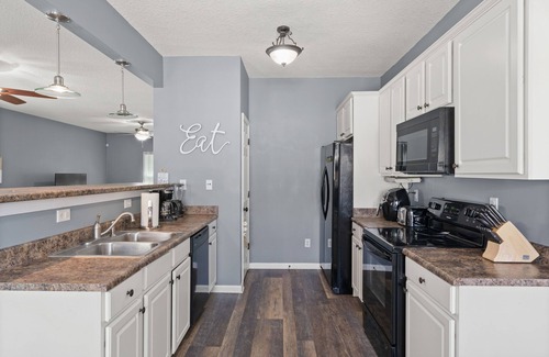 Country Club Estates Casa | Blue Dog Inn | 3 Bed, 2 Bath