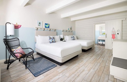 New Town Hotel | Blue Flamingo Resort l 4 Rooms, Pool, Cabanas, Karaoke & Old Town Shuttle