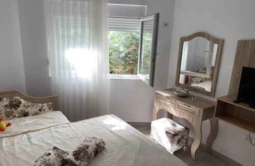 Ishem Villa | Blue Garden Villa, Gjiri i Lalezit