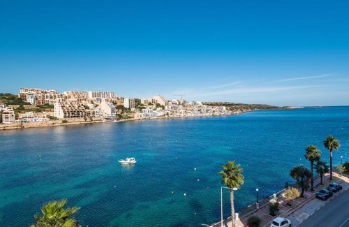 St. Paul's Bay Apartamento | Blue Harbour 3 bedroom seafront apartment with large yard on the promenade - by Getawaysmalta