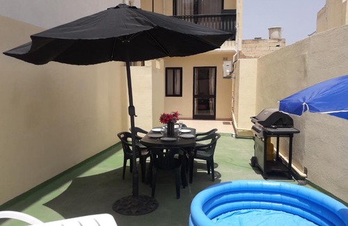 St. Paul's Bay Apartamento | Blue Harbour 3 bedroom seafront apartment with large yard on the promenade - by Getawaysmalta