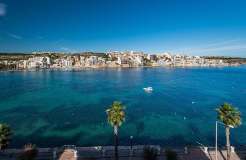 St. Paul's Bay Apartamento | Blue Harbour 3 bedroom seafront apartment with large yard on the promenade - by Getawaysmalta
