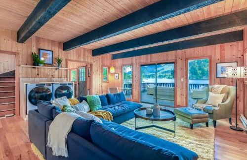 Port Angeles Casa | Blue Haven Iconic Lakefront 4 Season Retreat