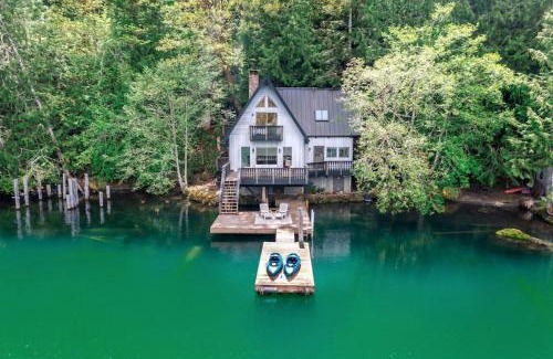 Port Angeles Casa | Blue Haven Iconic Lakefront 4 Season Retreat