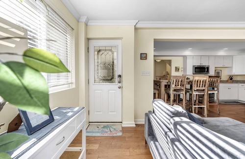 Northeast Virginia Beach Cabaña | ¡EL VERANO ESTÁ AQUÍ! Dog Friendly North End Beach Cottage - Paseo privado a la playa!