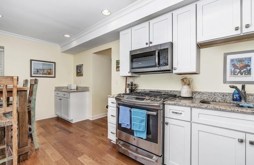 Northeast Virginia Beach Cabaña | ¡EL VERANO ESTÁ AQUÍ! Dog Friendly North End Beach Cottage - Paseo privado a la playa!