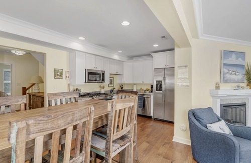 Northeast Virginia Beach Cabaña | ¡EL VERANO ESTÁ AQUÍ! Dog Friendly North End Beach Cottage - Paseo privado a la playa!