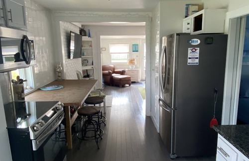 Pine Point Cabaña | "Blue Heaven"- Airy cottage just steps from Pine Point Beach, Maine