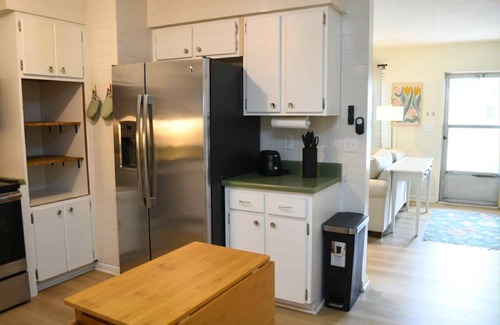 Deltona Lakes Cabaña | Blue Heron Cottage Cozy 2 BR Sleeps 6 + Fire Pit