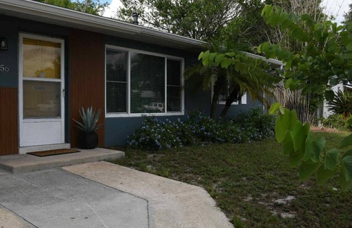 Deltona Lakes Cabaña | Blue Heron Cottage Cozy 2 BR Sleeps 6 + Fire Pit