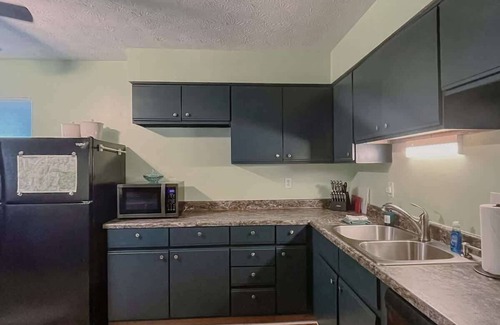 Logan Cabaña | 'Blue Heron Cottage' w/ Game Room, Deck & Hot Tub