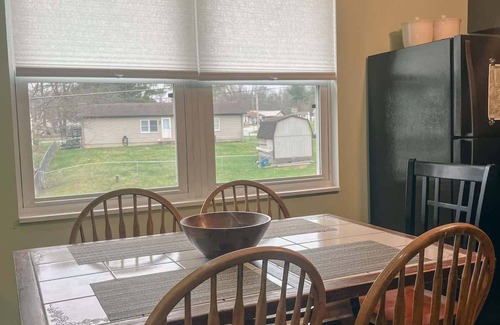 Logan Cabaña | 'Blue Heron Cottage' w/ Game Room, Deck & Hot Tub