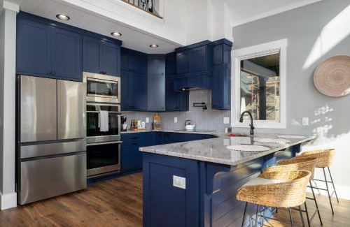 Lake Norman of Catawba Casa | Blue Heron by AvantStay Lakefront Dock Pool Theater Sleeps 22