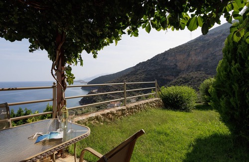 Astros Apartamento | Blue Horizon -Turquoise Deluxe Sea View Suite