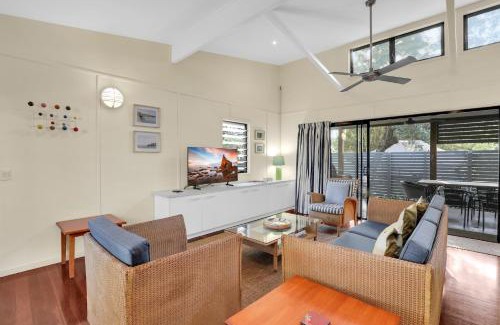 Point Lookout Casa | Blue House At Bigoon
