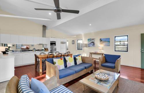Point Lookout Casa | Blue House At Bigoon