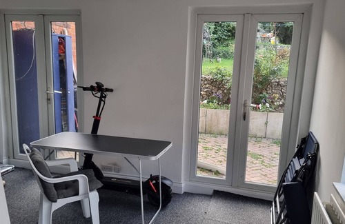 Tilehurst Casa | Blue House with character and charm