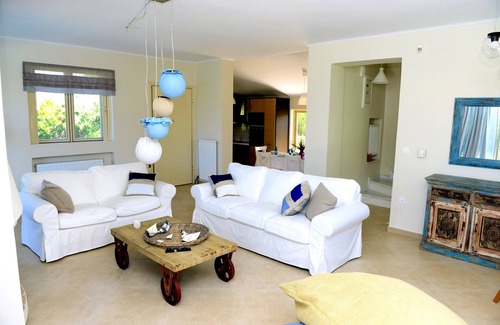 Trifylia Villa | Villa de lujo azul añil, Dimitras Villas, Kalo Nero, Mesenia