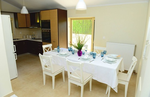 Trifylia Villa | Villa de lujo azul añil, Dimitras Villas, Kalo Nero, Mesenia