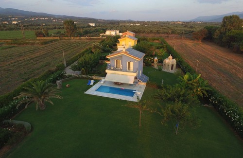 Trifylia Villa | Villa de lujo azul añil, Dimitras Villas, Kalo Nero, Mesenia