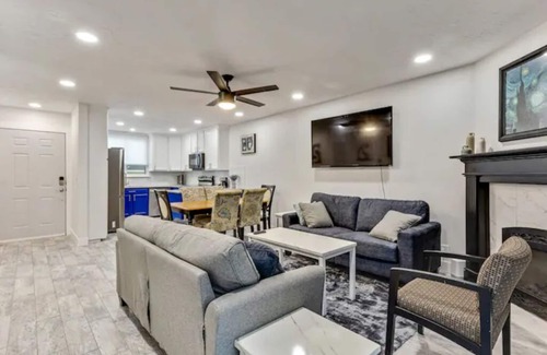 South Salt Lake Casa | Blue Ivy Oasis - New Remodel - Cozy n' Spacious.