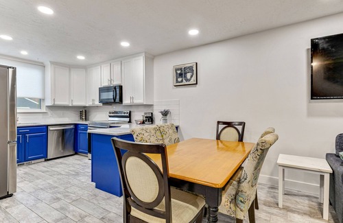 South Salt Lake Casa | Blue Ivy Oasis - New Remodel - Cozy n' Spacious.