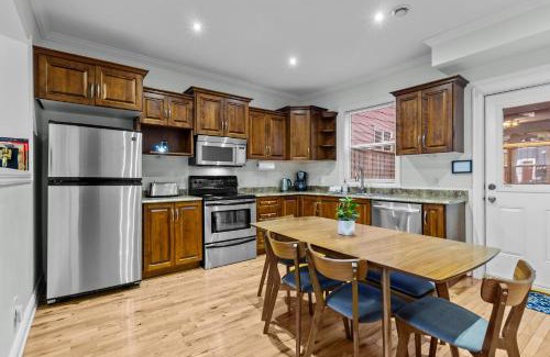 Downtown St. John's Casa | Blue Jelly Bean Signal Hill Sea Vw King Bds