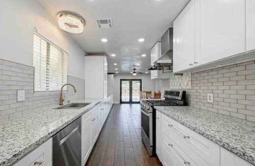 Edgebrook Casa | Blue Lagoon Spanish Retreat 5BRs and Pool Airport