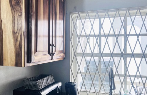 Molynes Gardens Condominio | Blue Laventura cozy condo with WiFi and AC in enchanting Kingston