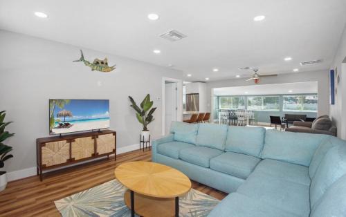 Mid Island Casa | Blue Lizard by Sun Palace Vacations