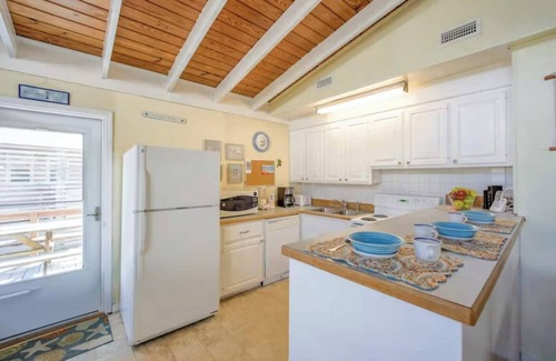 Avon Cabaña | Blue Mere- Oceanside, 450 ft to Beach Walkway, Avon NC, USA!