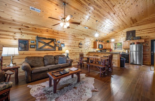 Pigeon Forge Cabina | Blue Mist - Cozy Family Cabin - Close to all attractions!